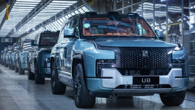 比亚迪旗下仰望U8豪华版,首批量产车下线,每架卖近110万 比亚迪旗下仰望U8豪华版,首批量产车下线,每架卖近110万