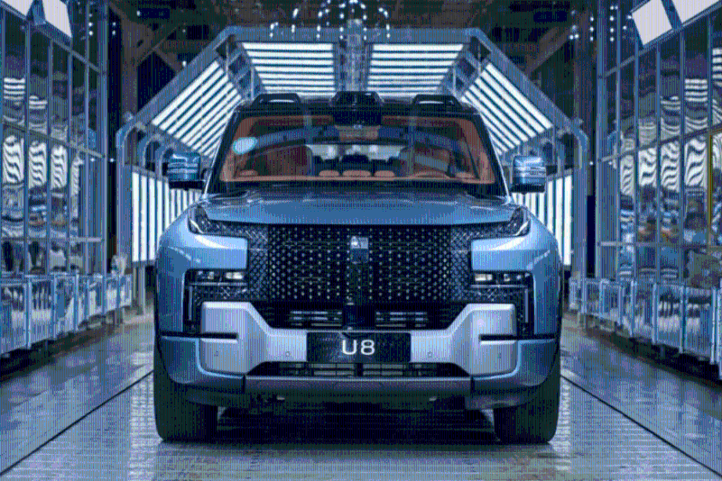 仰望U8豪华版上市价格高达109.8万元人民币,定位为大型SUV。 仰望U8豪华版上市价格高达109.8万元人民币,定位为大型SUV。