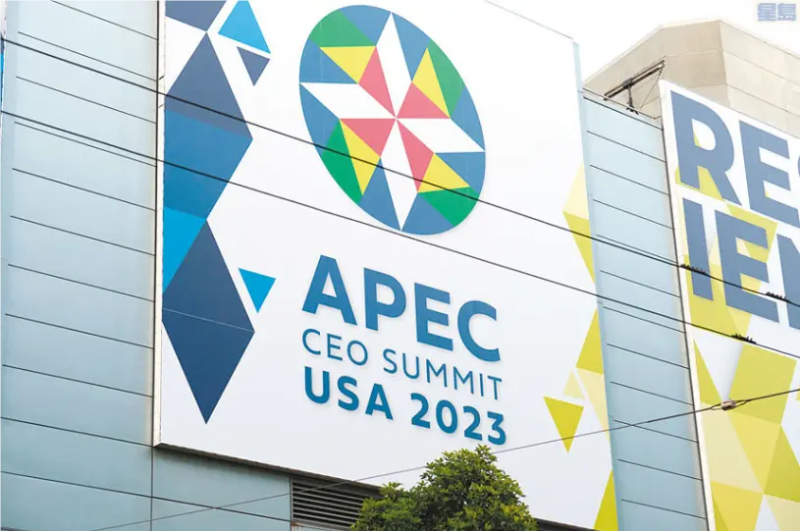 CEO峰会大型宣传板。 记者彭诗乔摄