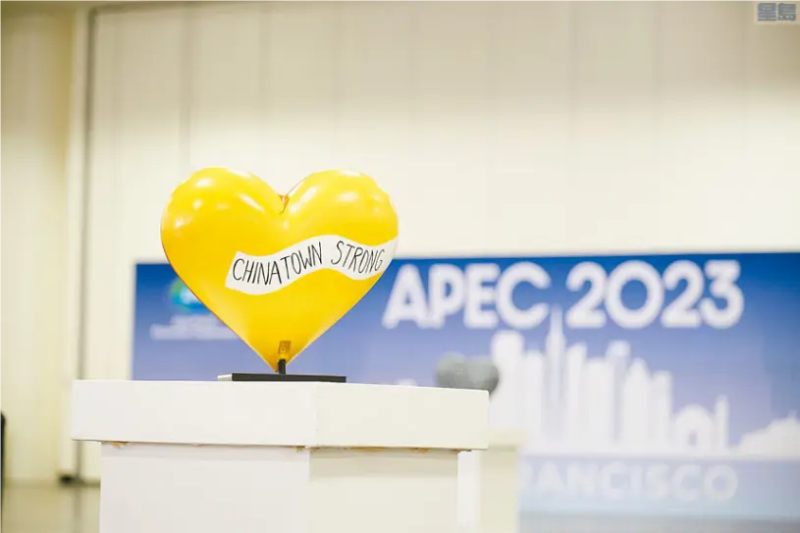 会场设立的「华埠强大」爱心雕塑。 记者彭诗乔摄