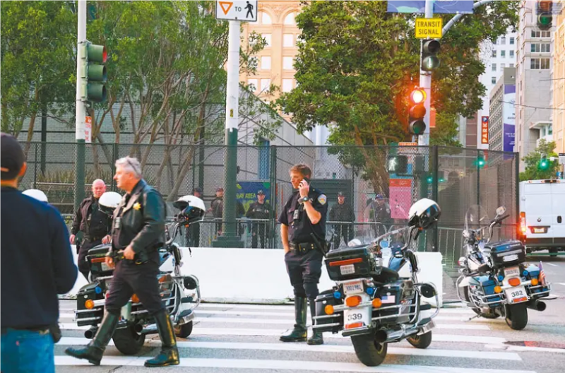 禁区围栏内外都有警力部署。记者彭诗乔摄