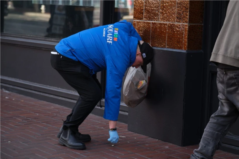 联合广场联盟（Union Square Alliance）工作人员在清扫街头垃圾。