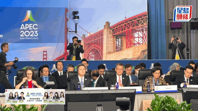 财政司司长陈茂波会上坐在中国财政部长蓝佛安旁边。