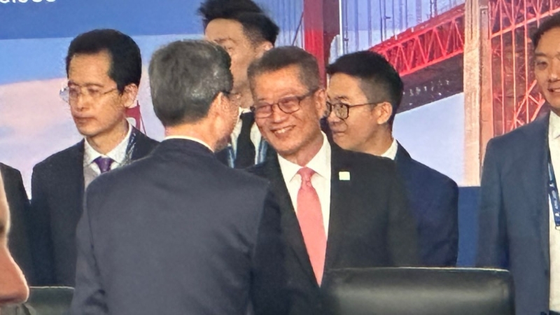 财政司司长陈茂波与中国财政部长蓝佛安两人曾握手交谈及合照。