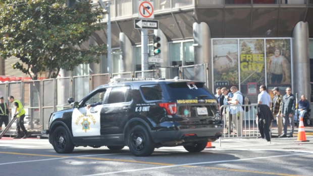 会场附近警车巡逻。