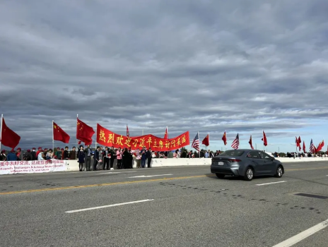 侨胞欢迎习近平主席