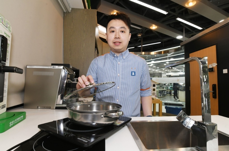 丰泽高级顾客服务顾问梁培洛指,熄机后勿立即断电,好让炉内的小风扇继续开动,以便炉底散热。 丰泽高级顾客服务顾问梁培洛指,熄机后勿立即断电,好让炉内的小风扇继续开动,以便炉底散热。