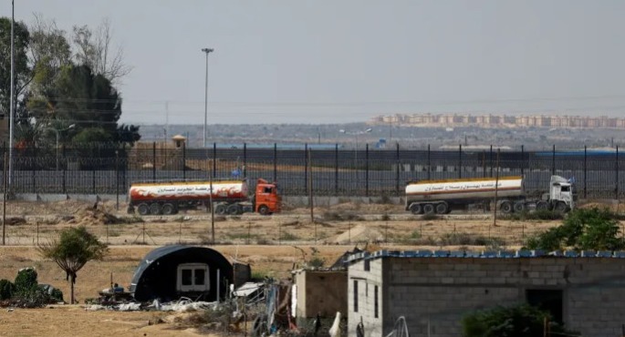 一辆悬挂联合国旗帜的加油卡车上月中驶向拉法口岸。 路透社 一辆悬挂联合国旗帜的加油卡车上月中驶向拉法口岸。 路透社