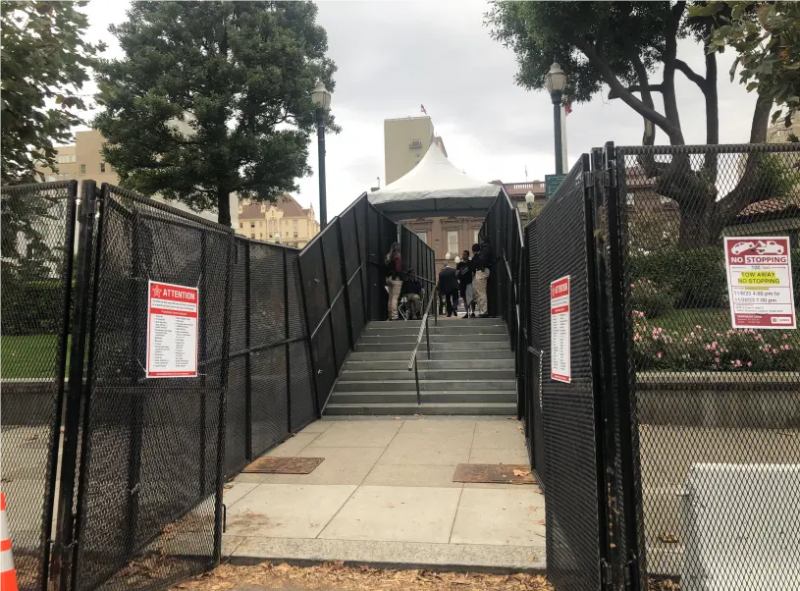 Fairmont酒店前的公园成为安保人员的临时中心。