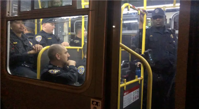 完成美中元首安保的部分警员昨晚乘坐公交车离开会场。