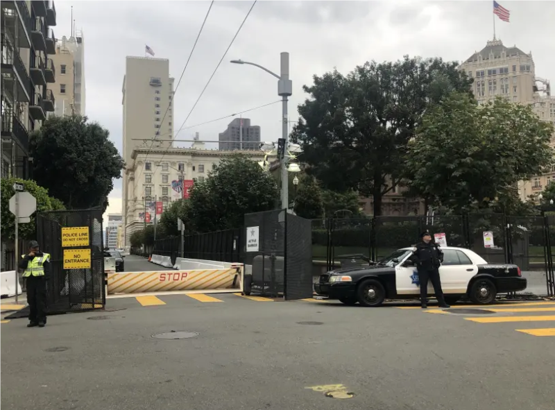 拜登总统下榻旧金山诺布山Fairmont酒店前的Sacremento街已经被封禁。