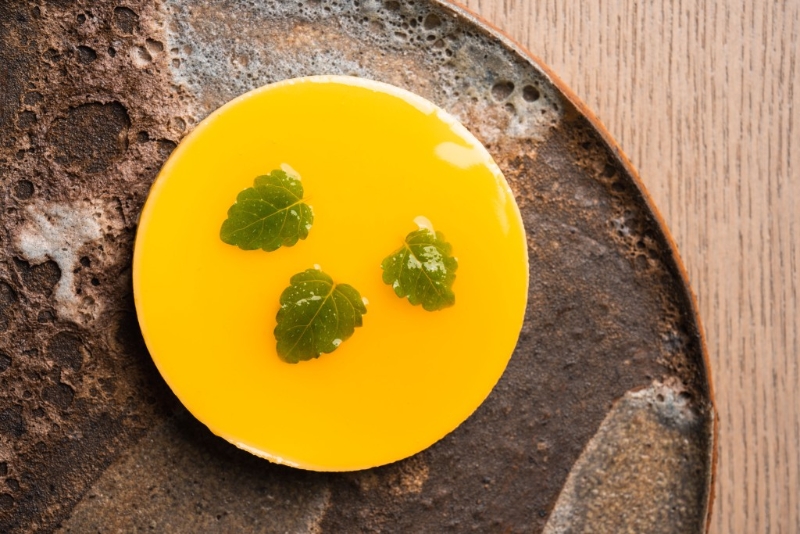 Noi时令尝味餐单——The Flan with Cherries,用山羊芝士制成布甸,再加意大利中北部产出的车厘子制成焦糖,另有少许樱花醋中和甜腻感。 Noi时令尝味餐单——The Flan with Cherries,用山羊芝士制成布甸,再加意大利中北部产出的车厘子制成焦糖,另有少许樱花醋中和甜腻感。