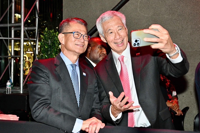 陈茂波与新加坡总理李显龙合照。