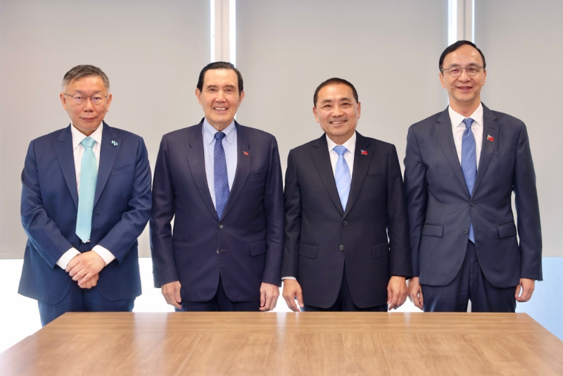 左起民众党主席柯文哲、前台领导人马英九、国民党2024参选人侯友宜、国民党主席朱立伦。 左起民众党主席柯文哲、前台领导人马英九、国民党2024参选人侯友宜、国民党主席朱立伦。