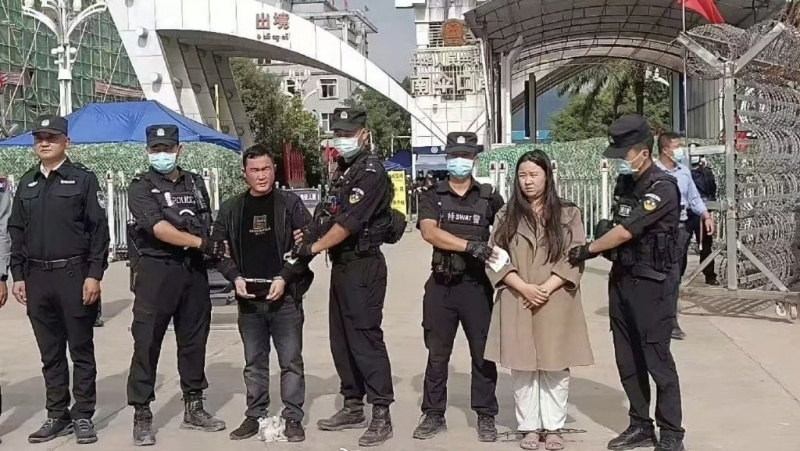 网传明小平(左)及明珍珍(右)被捕现场。 网传明小平(左)及明珍珍(右)被捕现场。