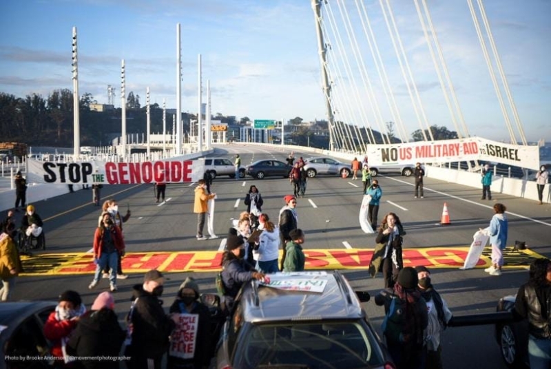美国时间周四（16日）早上繁忙时间，逾200人在海湾大桥西行线抗议，要求美国总统拜登呼吁以巴冲突停火。 主办单位提供相片