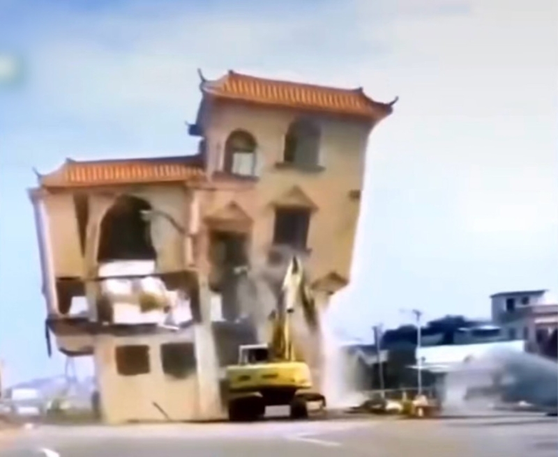 挡道钉子楼清空后挖掘机开始清拆 挡道钉子楼清空后挖掘机开始清拆