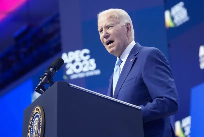 拜登在旧金山举行的亚太经济合作组织年度会议上向一群执行长发表讲话。 美联社照片