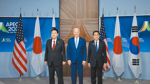 亚太经济合作会议（APEC）上，韩美日三国领导人17日举行三边会谈。日本首相岸田文雄（右起）、美国总统拜登、韩国总统尹锡悦在APEC峰会进行简短会晤，三方同意合作以军事行动应对朝鲜威胁。