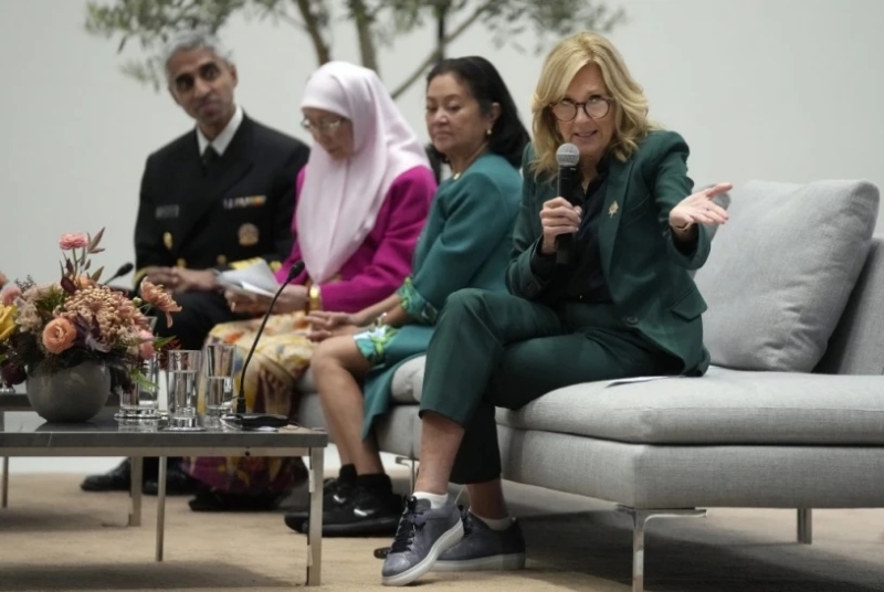 （右起）美国第一夫人吉尔、菲律宾第一夫人路易丝•马可仕、马来西亚首相夫人旺阿兹莎和联邦公卫总监穆西，周五参与苹果总部一场讨论会，谈及精神健康问题。
