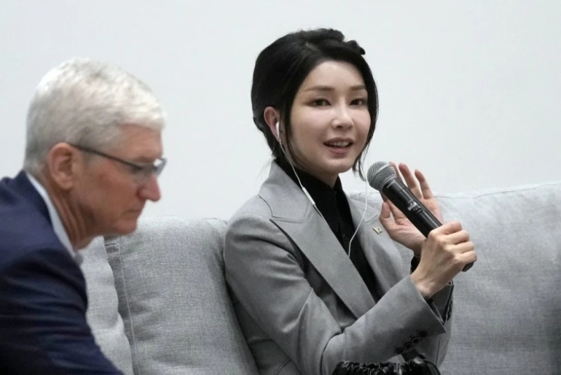 韩国第一夫人金建希与苹果执行长库克。