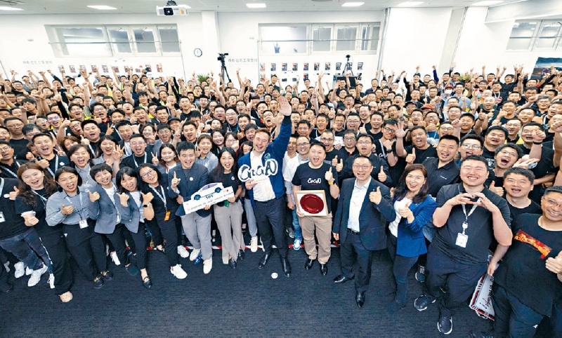 马斯克到特斯拉的上海厂房视察,与员工会面和拍摄大合照。 马斯克到特斯拉的上海厂房视察,与员工会面和拍摄大合照。