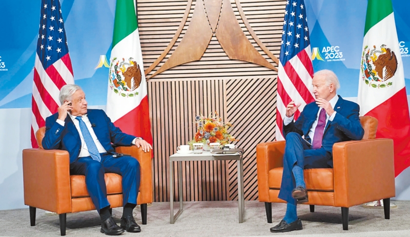 总统拜登出席APEC会议期间与墨西哥总统洛佩斯见面，承诺两国合作制止芬太尼流入美国，并控制取道墨国赴美的无证移民。 美联社