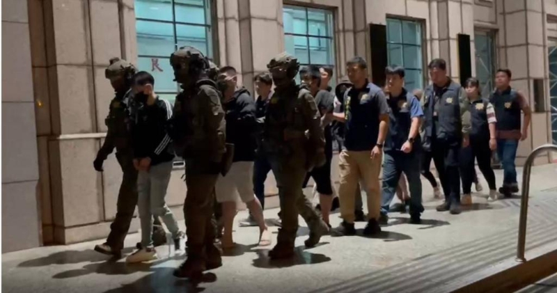 新北市三峡区29岁陈姓男子以刺青店作为掩护,逼迫未成年少女依依(化名)卖淫,近日遭警方逮捕。 新北市三峡区29岁陈姓男子以刺青店作为掩护,逼迫未成年少女依依(化名)卖淫,近日遭警方逮捕。