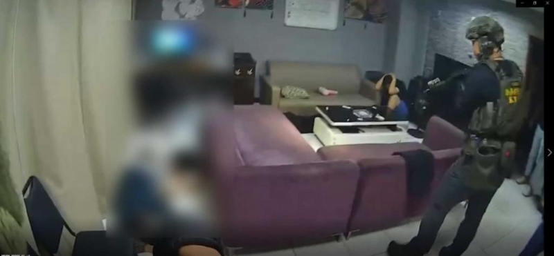 陈男表面上担任刺青师,实则利用刺青店吸收帮众、扩张势力,甚至囚禁未成年少女逼迫卖淫。 陈男表面上担任刺青师,实则利用刺青店吸收帮众、扩张势力,甚至囚禁未成年少女逼迫卖淫。