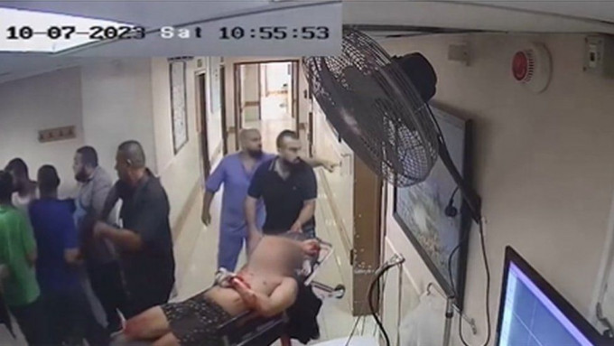 以军发放的闭路电视画面显示，一张担架床躺着一名穿内裤的受伤男子，被推进医院内。
