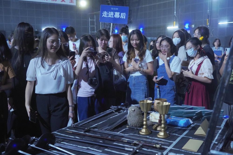 《哈姆雷特》演前舞台导览 珠海大剧院供图