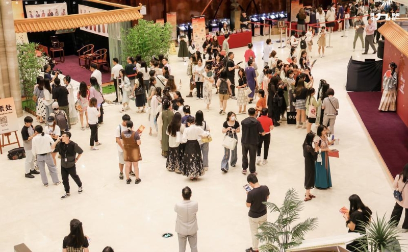 观众到剧院“打卡”舞剧《红楼梦》 珠海华发中演大剧院供图