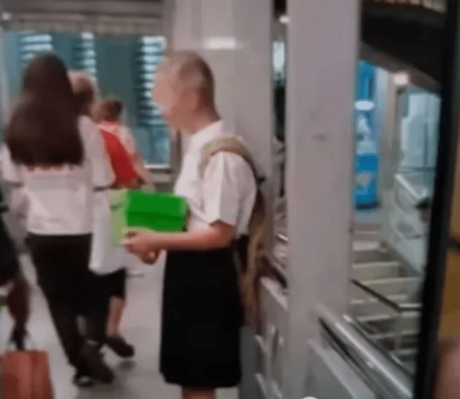 泰国曼谷街头近日涌现多名中国籍乞丐,怀疑涉犯罪集团操控。九派新闻截图 泰国曼谷街头近日涌现多名中国籍乞丐,怀疑涉犯罪集团操控。九派新闻截图