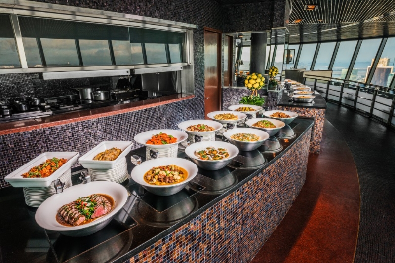 位于澳门旅游塔第60层的360旋转餐厅，绝对是全澳门最高的自助餐厅！