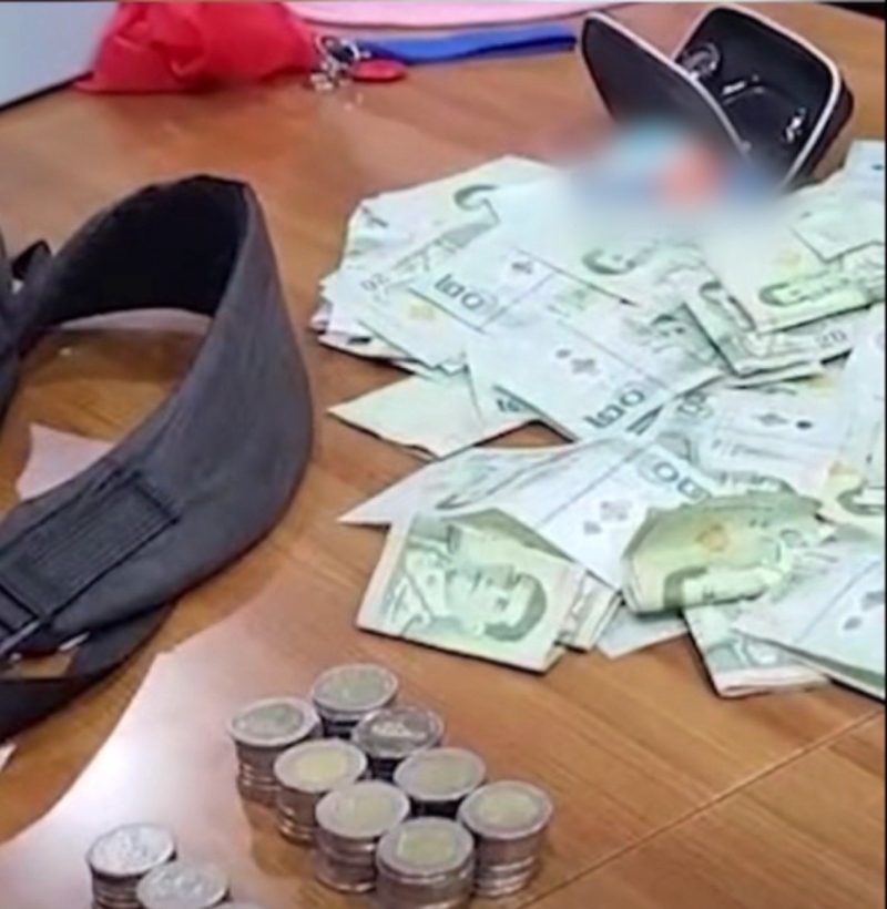 警方点算行丐所得。 警方点算行丐所得。