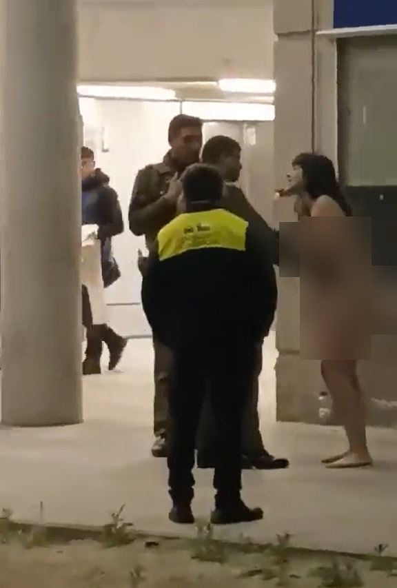 裸女情绪失控与宪兵又叫又推。影片截图