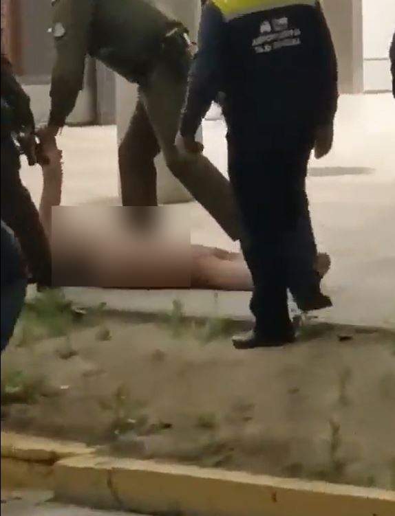 裸女情绪失控，宪兵最终将其压制在地。影片截图