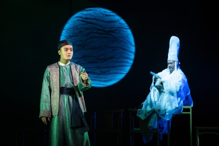 故事以广东四大状王之一方唐镜为主轴，因多行不义惹来厉鬼索命，他为求活命，助鬼魂阿细心上人秀秀翻案，逆转命运并自我救赎。