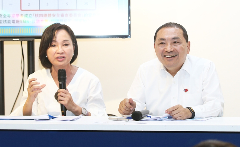 柯志恩(左) 柯志恩(左)