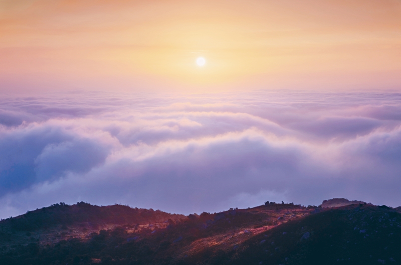 壮丽的大帽山山顶日出美景。