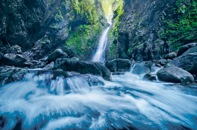 梧桐寨瀑布和山林景观，山水合一犹如置身仙境。