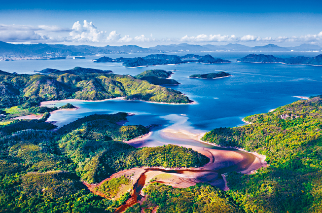 印洲塘千岛湖景，翠绿山幽与蓝色湖水互相映照，美不胜收。