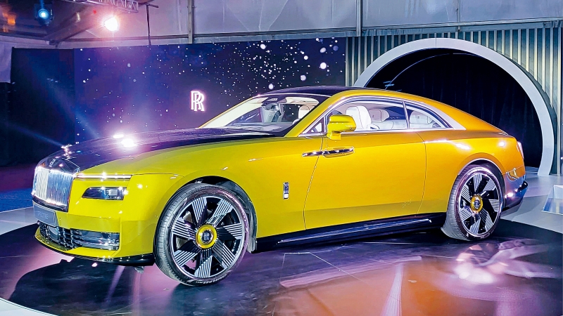 全新Spectre即日起至12月1日（五）在澳门永利皇宫酒店北大堂公开首展。