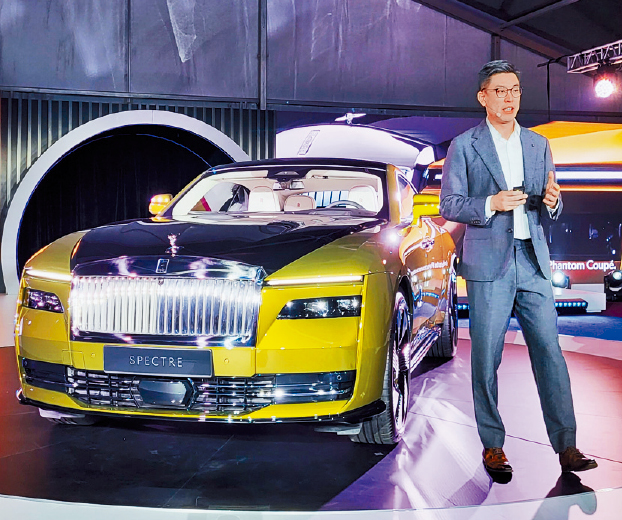 劳斯莱斯代理品牌经理Benson Sun即场讲解新车特色。