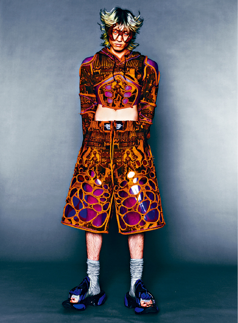 WINDOWSEN的设计师名字Sensen，结合高订服与运动服元素，带来前卫的作品。