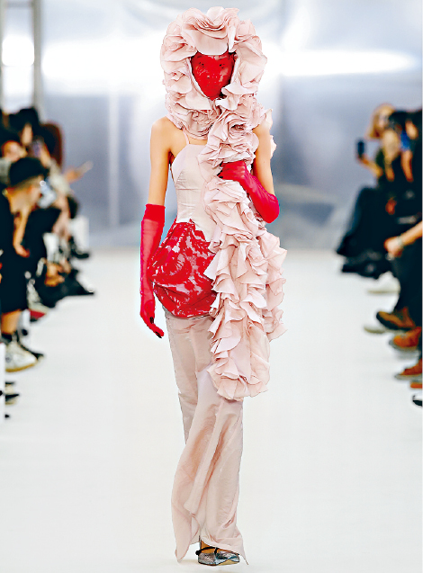 设计师Louis Chen创立的LOUIS SHENGTAO CHEN，以戏剧性和故事化的手法，演绎穿衣哲学。