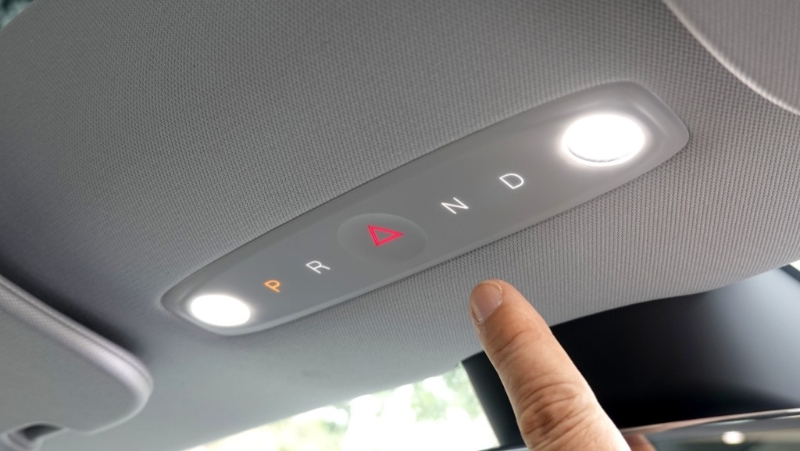 车顶前方另设轻触式波档选择 车顶前方另设轻触式波档选择