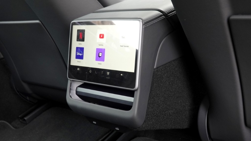 新增8吋触控屏幕可收看Netflix或YouTube影片 新增8吋触控屏幕可收看Netflix或YouTube影片