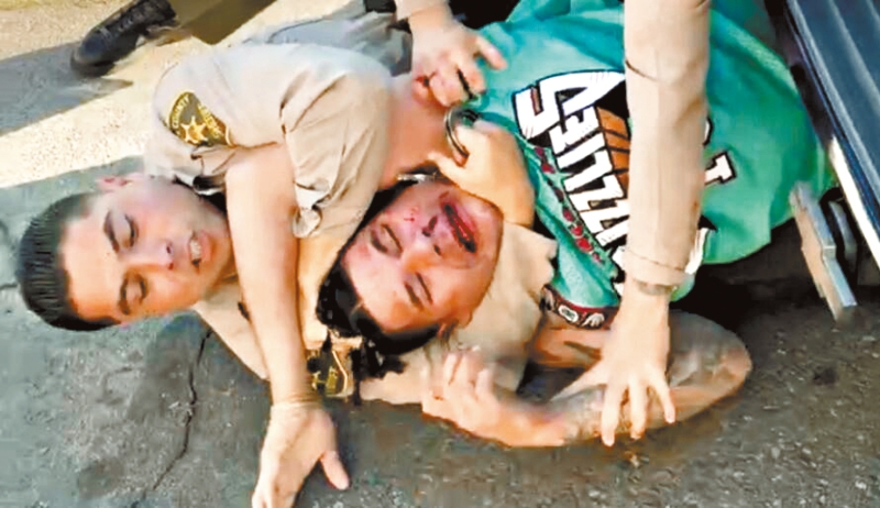 洛县警察声称，他们之所以接近这名被锁喉的男子，是因为他看起来裤子裡藏著武器。事件正由警方调查中。洛杉矶时报