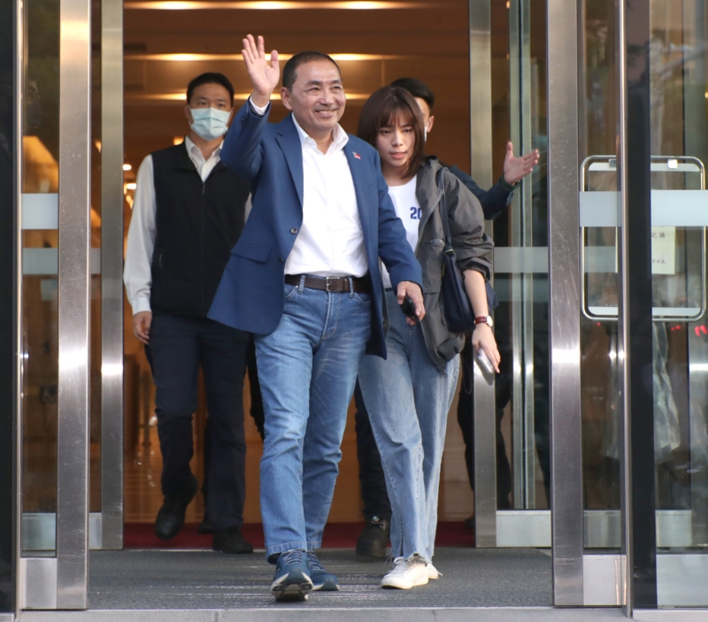 国民党总统参选人侯友宜23日上午走进马英九基金会办公室后,经过冗长的交涉,终于在下午4点20分面带微笑步出马办,前往君悦饭店与民众党主席柯文哲进行蓝白合的最后协商。 国民党总统参选人侯友宜23日上午走进马英九基金会办公室后,经过冗长的交涉,终于在下午4点20分面带微笑步出马办,前往君悦饭店与民众党主席柯文哲进行蓝白合的最后协商。